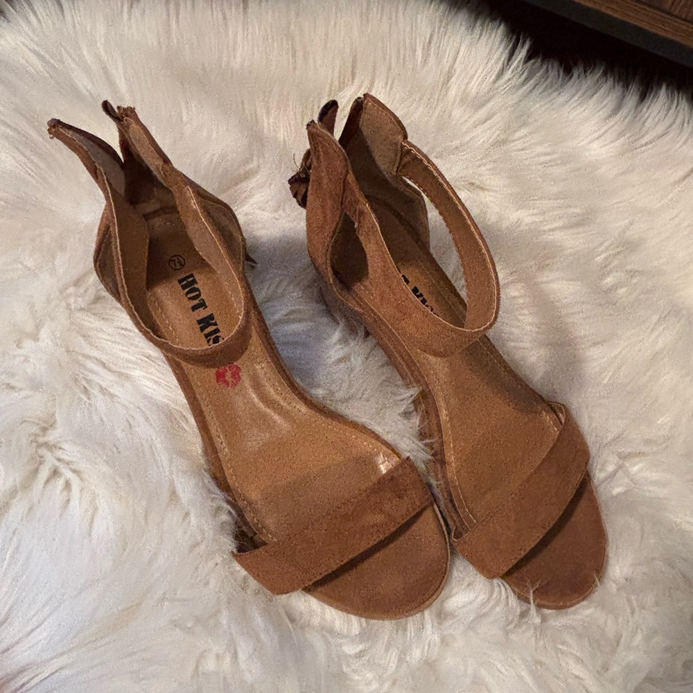 Small heel shoes